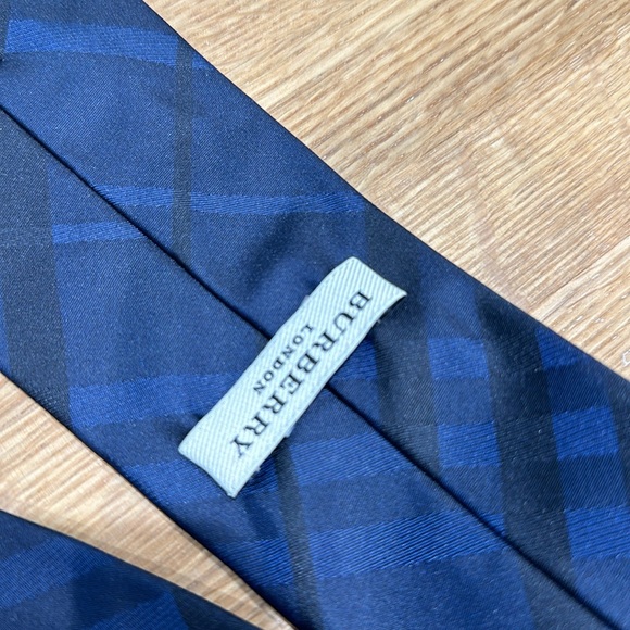 Burberry check silk tie in night blue and black, pristine condition - Picture 3 of 4